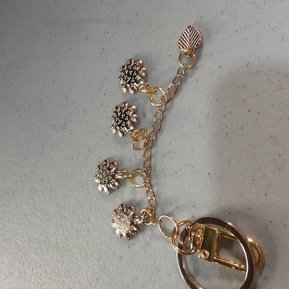 New Gold Tone Keychain/bag charm with flowers - Picture 4 of 5
